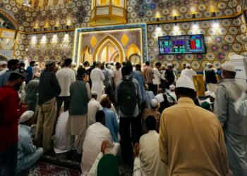 Thousands Throng Hazratbal For Night-Long Prayers On Eve Of Eid-e-Milad-un-Nabi (SAW); Holy Relic Displayed