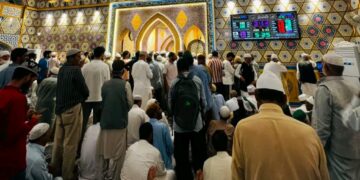 Thousands Throng Hazratbal For Night-Long Prayers On Eve Of Eid-e-Milad-un-Nabi (SAW); Holy Relic Displayed
