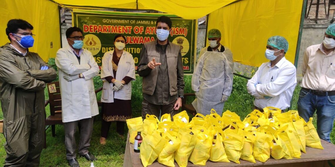 Director H&ME inaugurates AYUSH immunity kits distribution at PHC Kakpora
