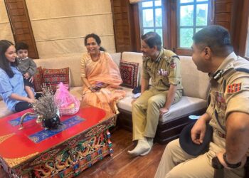 J&K DGP, IGP Kashmir visited Kirti Chakra awardee DSP Humayun home