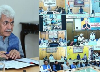 J&K LG Manoj Sinha interacts with citizens who had filed complaints on JKIGRAMS-Pic/Kashmir Horizon