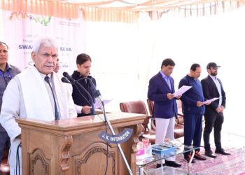 LG participates in Hour long citizen-led shramdaan for Swachhata at Dal Lake