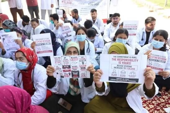 J&K intern doctors continue protest to seek stipend hike, warn of hunger strike