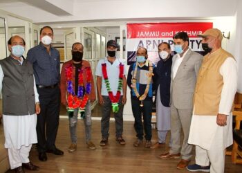 President OBC Association G’bal,his 2 associates join JKAP, Ashraf Mir asks them to differentiate between dreams and realities
