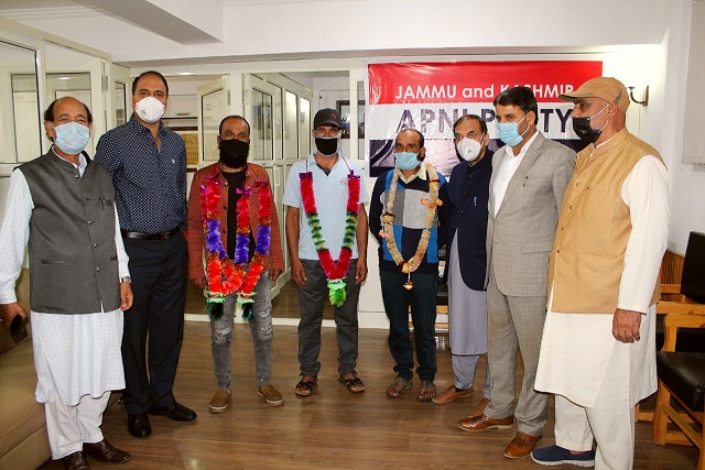 President OBC Association G’bal,his 2 associates join JKAP, Ashraf Mir asks them to differentiate between dreams and realities