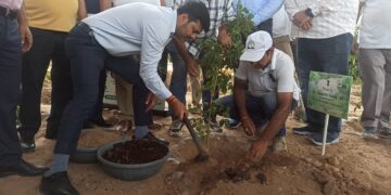 JMC conducts mega plantation drive at Shanti Park under ‘Clean Jammu, Green Jammu’ initiative