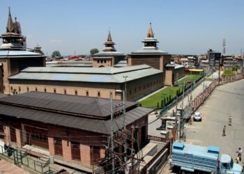 COVID-19 lock down: No congregational prayers in most shrine, mosques in Kashmir