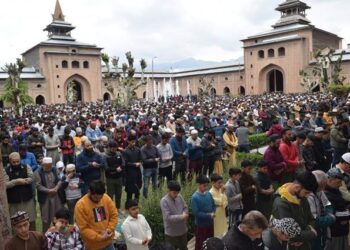 Thousands attend Congregational afternoon prayers at Jamia Masjid, Dargah Hazratbal on last Friday of Ramadan
