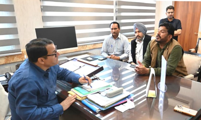 Javid Dar meets public delegations in Jammu, assures priority redress of Border area issues