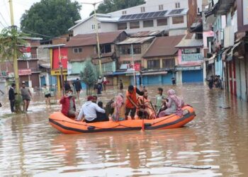 At Jhelum’s edge, curiosity rises with the water