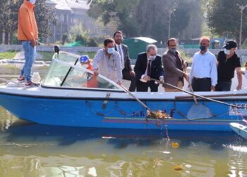 Justice Magrey launches Cleanliness drive in Dal Lake
