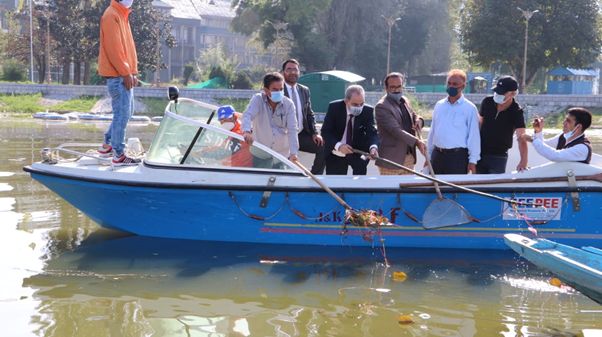 Justice Magrey launches Cleanliness drive in Dal Lake