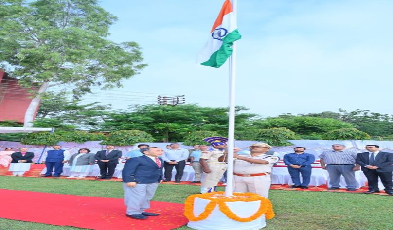 Justice Tashi Rabstan hoists National Flag at Jammu wing of High Court