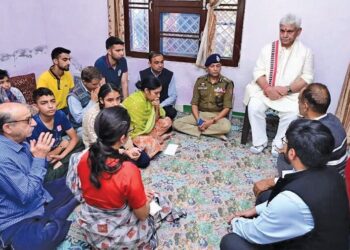 LG Sinha meets kin of Kashmiri Pandit killed by militants in Shopian last month