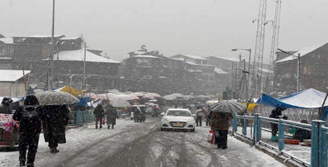 Kashmir plains receive season’s maiden snowfall, dry spell ends