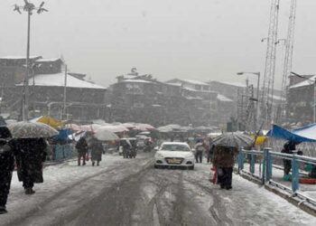 Kashmir plains receive season’s maiden snowfall, dry spell ends