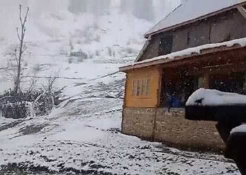 Kashmir valley lashed by rains, snowfall at Sonamarg