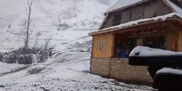 Kashmir valley lashed by rains, snowfall at Sonamarg