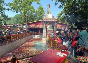Kashmiri Pandits throng Kheer Bhawani temple in Ganderbal