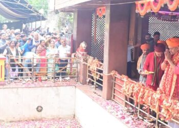 Mela Kheer Bhawani: LG pays obeisance to Mata Kheer Bhawani Interacts with devotees