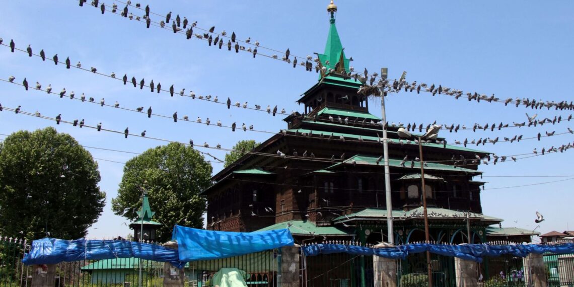 COVID-19 lock down: No congregational prayers in most shrine, mosques in Kashmir