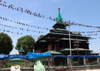 COVID-19 lock down: No congregational prayers in most shrine, mosques in Kashmir