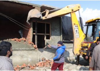 LC&MA conducts special demolition drive at Lashkari Mohalla, Shalimar