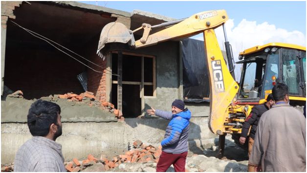 LC&MA conducts special demolition drive at Lashkari Mohalla, Shalimar