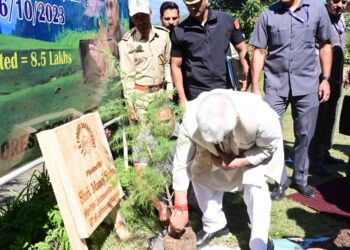 Lt Governor interacts with PRIs, residents of border villages & various other public delegations at Kupwara