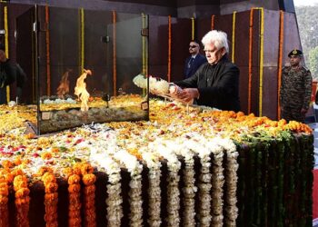 LG Sinha Lays Wreath At War Memorial In Jammu