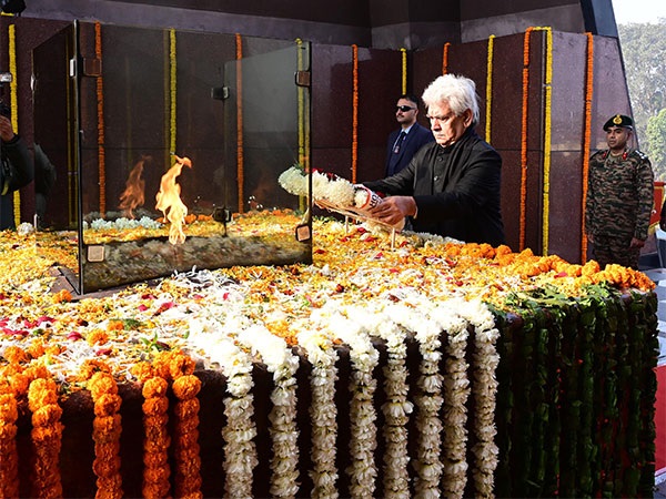 LG Sinha Lays Wreath At War Memorial In Jammu