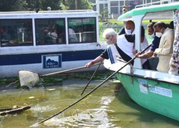 LG Sinha appeals people to cooperate in cleaning Dal lake