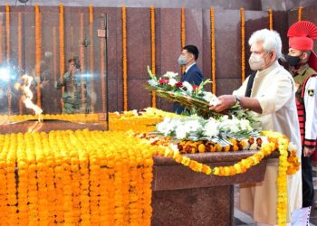 LG Sinha pays homage to the martyrs of 1971 war-Pic/ Kashmir Horizon