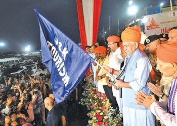 LG flags off the first batch of pilgrims of Amarnath Yatra