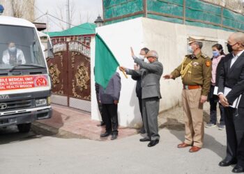 LG Mathur flags off Mobile medical unit in Leh, MMU sets off to provide specialist services in villages