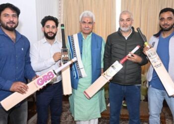 Santoor Maestro Abhay Sopori, delegation of Cricket Bat Manufacturers Association call on LG