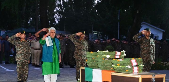 LG Sinha Lays Wreath, Pays Homage To Naik Dilwar Khan, Who Laid Down His Life In Anti-Militancy Op In Kupwara