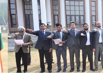 LG Sinha Takes Integrity Pledge From Officers, Administers Oath To Them