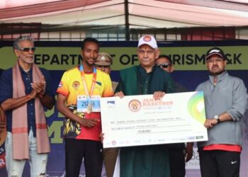 LG Sinha Felicitates the Winners of Jammu Marathon