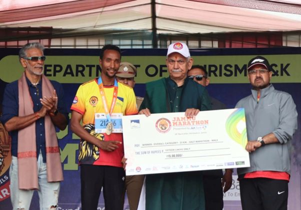 LG Sinha Felicitates the Winners of Jammu Marathon