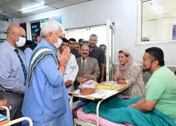 LG Sinha visits JLNM Hospital Rainawari, distributes fruits among patients as part of ‘Sewa Pakhwada’ on PM Modi’s 75th Birthday-Pic/Kashmir Horizon