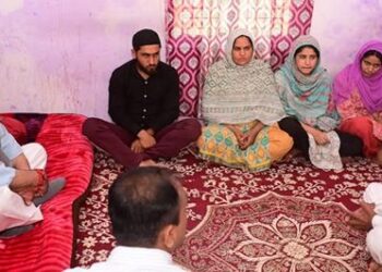 LG Sinha visits family of Zakir Hussain in Jammu