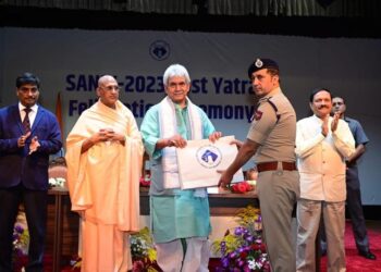 LG felicitates officers of Civil Admin, JKP, Army, Air force, CAPFs, NDRF, SDRF , SASB , service providers of Amarnath Yatra-2023