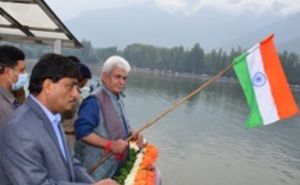 LG flags off ‘Har Ghar Tiranga’ rally at Dal Lake