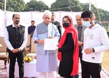 LG hands over ex-gratia cheque of Rs10 lacs to NoKs of each deceased NHM Employee