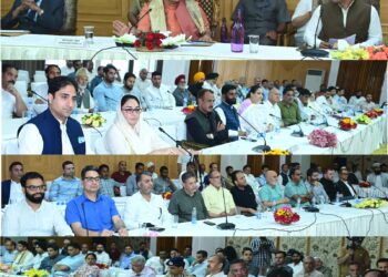 J&K LG Manoj Sinha interactswith  members of PRIs,Civil Society groups, Trade & Business and Religious Leaders in Srinagar-Pic/Kashmir Horizon