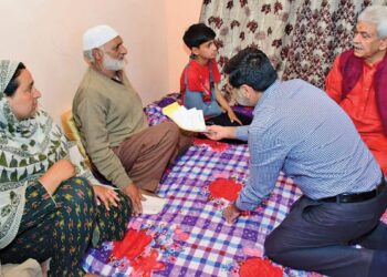 LG Sinha visits family of slain cop & home of slain TV artist