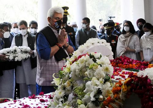 LG pays last respects to CDS Bipin Rawat at Delhi
