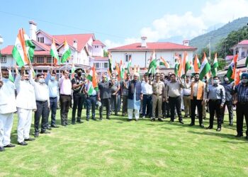 LG starts Har Ghar Tiranga campaign, Distributes National flags among Raj Bhawan staff, tributes martyrs & freedom fighters