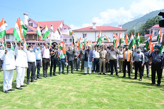 LG starts Har Ghar Tiranga campaign, Distributes National flags among Raj Bhawan staff, tributes martyrs & freedom fighters